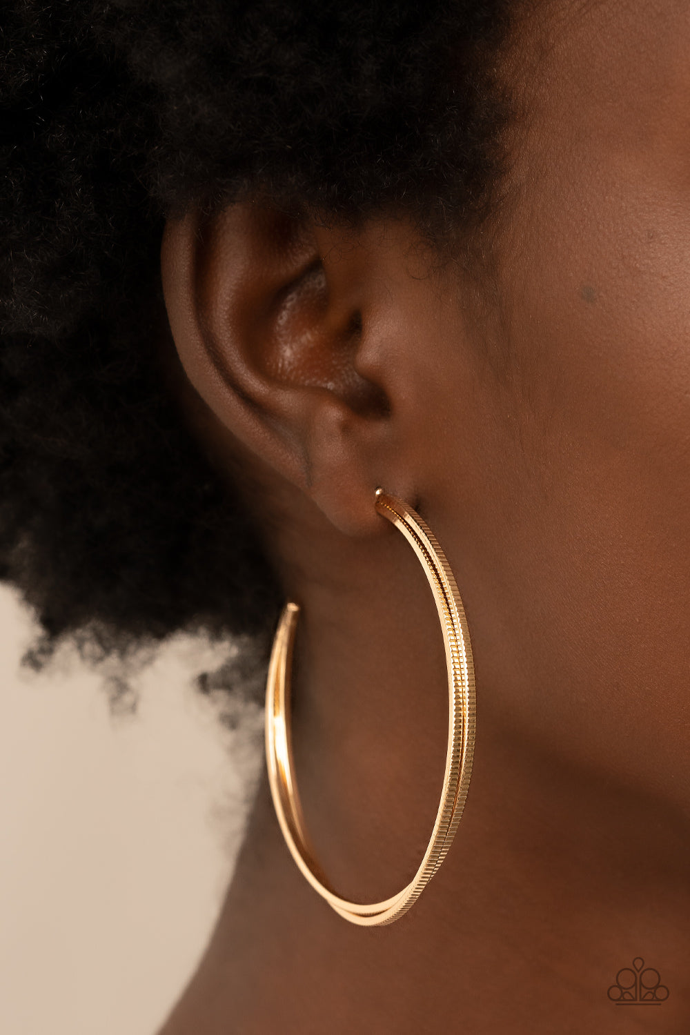 Paparazzi Accessories - Monochromatic Curves E32 - Gold Earrings